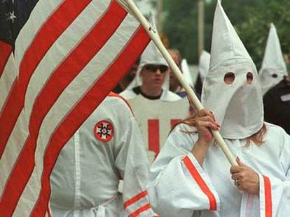 Miembros del Ku Klux Klan durante una marcha en Canton, Misisipi, en 1999.