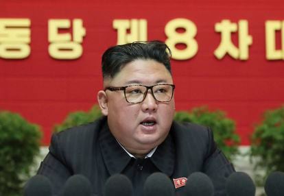 El líder norcoreano, Kim Jong Un, se dirige al Octavo Congreso del Partido de los Trabajadores, este viernes.