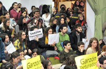 Alumnos con los carteles contra Garzón