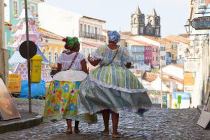 Dos mujeres con trajes tradicionales en el Pelourinho, en Salvador de Bahía (Brasil).