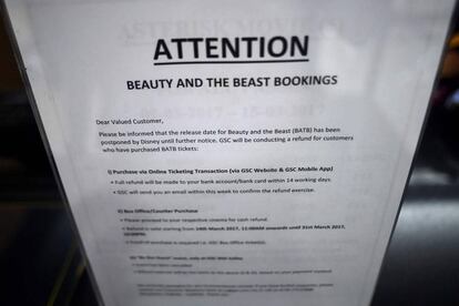 Una nota en un cine en Kuala Lumpur avisa de la suspensión de la proyección del filme.