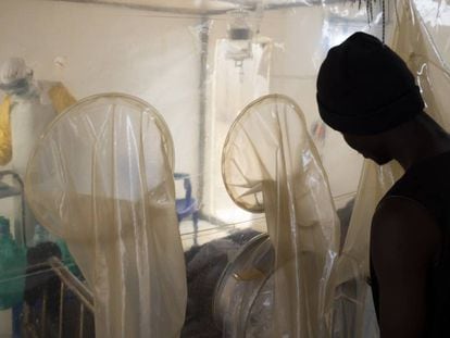 Un trabajador sanitario en un cubo en el Centro de Tratamiento de Ébola de la ONG Alima, en Katwa (Beni, RDC).