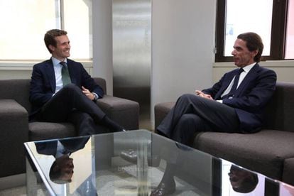 Casado y Aznar, durante una reunión en Génova.