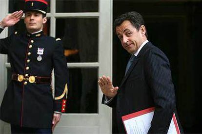 Nicolas Sarkozy saluda a su llegada al palacio de Matignon para entrevistarse con Villepin el pasado mayo.