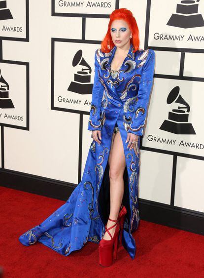 Lady Gaga convirtió la última entrega de los premios Grammy, el pasado enero, en un homenaje completo al artista fallecido David Bowie. Este fue uno de los modelos elegidos para recordar al cantante británico. 