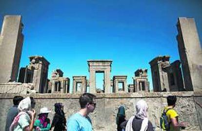 Visitantes en el palacio de Darío I, en Persépolis (Irán).
