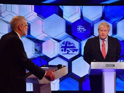 El primer ministro, Boris Johnson, interviene en un debate de la BBC junto al líder laborista, Jeremy Corbyn, el viernes.