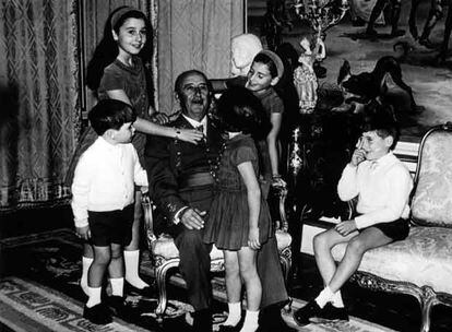 El general Franco, con cinco de sus siete nietos, fotografiado en el palacio del Pardo en una fecha indeterminada de los años sesenta.
