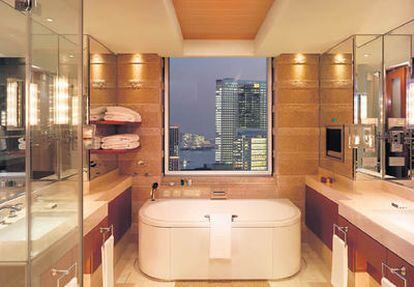 El hotel tiene habitaciones con pantallas de televisión antiniebla en el baño, además de mandos a distancia junto a la cama para ajustar la humedad, la televisión y la luz.