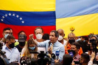 Juan Guaido (C), offers a speech to the press last week in Caracas, when the interview had not yet been released.