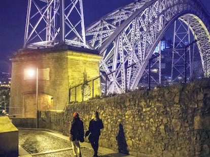 Puente de hierro de Dom Luis I, en el barrio de Ribeira, Oporto.  