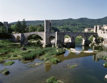 Vista del pont romànic de Besalú (la Garrotxa) sobre el riu Fluvià, el 2015.