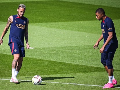 Kylian Mbappe con Neymar durante un entrenamiento del PSG, en París este jueves.