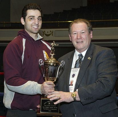 Tamerlan Tsarnaev, izquierda, recibe el trofeo como ganador del torneo de boxeo New England Golden Gloves Championship en 2010.