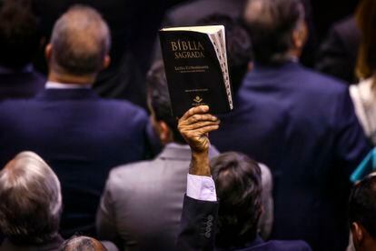 Un diputado favorable a Bolsonaro levanta una Biblia en el Congreso Nacional de Brasil, en 2019.
