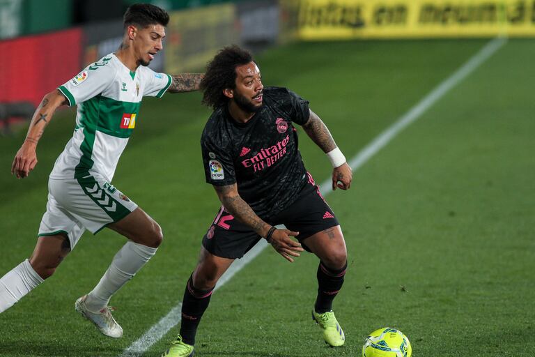Marcelo, defendido por Rigoni durante el Elche-Real Madrid.