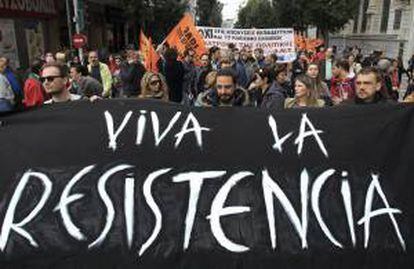 Varios trabajadores públicos participan en una protesta convocada por el sindicato de funcionarios Adedy en Atenas, Grecia. EFE/Archivo