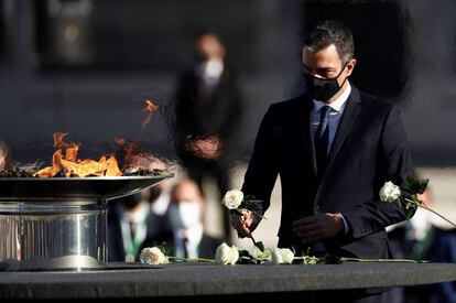 El presidente del Gobierno, Pedro Sánchez, realiza la ofrenda floral en el pebetero durante el homenaje de Estado a las víctimas de la pandemia de coronavirus.