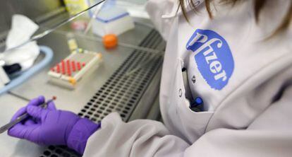 Una investigadora trabaja en un laboratorio de Pfizer.