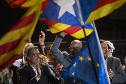 Mas, Romeva i Junqueras celebren els resultats de les eleccions del 2015, que van convocar com a plebiscitàries.
