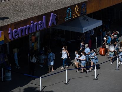 Grupos de turistas a su llegada al puerto de Barcelona, el 26 de junio.