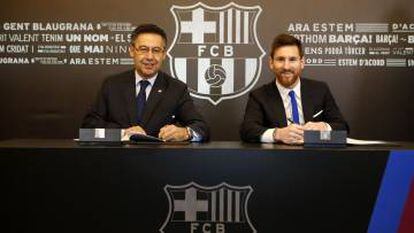 Bartomeu i Messi, en la signatura del contracte el matí d'aquest dissabte.