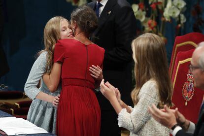 Tras el discurso, la princesa Leonor ha abrazado a su madre, quien ha seguido emocionada las palabras de su hija.
