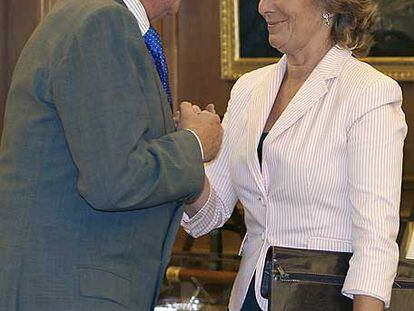 Esperanza Aguirre saluda al Rey