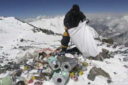 Un hombre recogiendo basura del Everest en 2010.