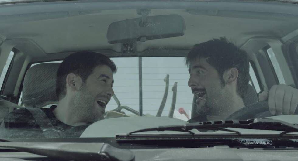 Los hermanos Muñoz, Estopa, trabajaban en la fábrica de Seat antes de dedicarse a la música. En la imagen, una escena del videoclip 'Pastillas de freno'.