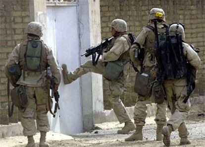 Los <i>marines</i> entrando en una casa, ayer en Bagdad.