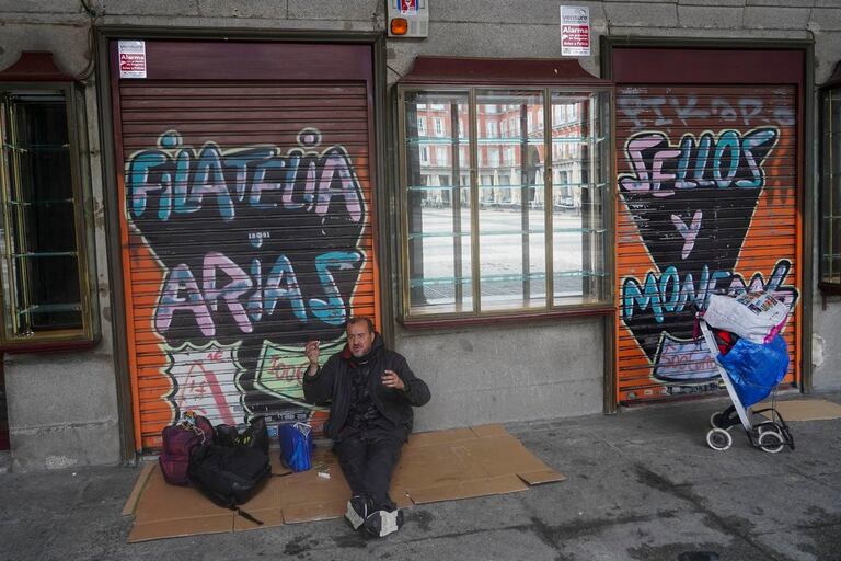Una persona sin techo en los soportales de la Plaza Mayor unos días antes de que fuera desalojada por la Policía