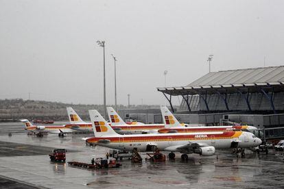 Barajas está funcionando con total normalidad, según un portavoz de Aeropuertos Españoles y Navegación Aérea, lo que supone un ritmo de 98 operaciones a la hora. El aeropuerto ya está alertado por si fuera necesario distribuir fulgentes de forma que no se hielen las pistas.