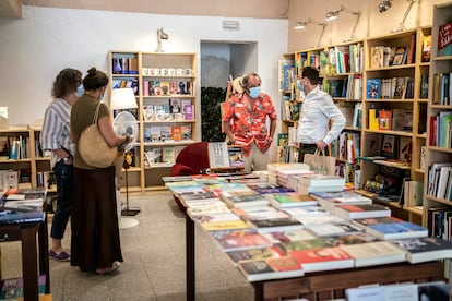 Rafael Reig firmando libros en la librería Cervantes y Compañía.