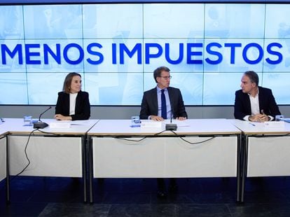 La secretaria general del PP, Cuca Gamarra; el presidente, Alberto Núñez Feijóo, y el consejero andaluz de la Presidencia en funciones, Elías Bendodo, este lunes en el comité ejecutivo del partido, en Madrid.