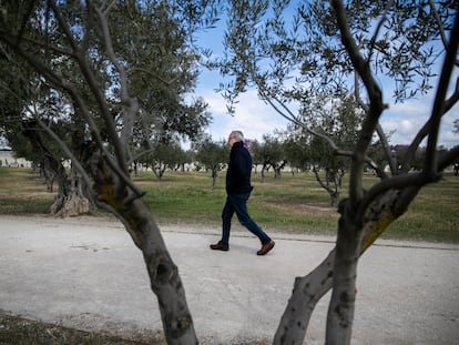 Juan José Millás, en el parque de Juan Carlos I, en Madrid, en abril de 2019.