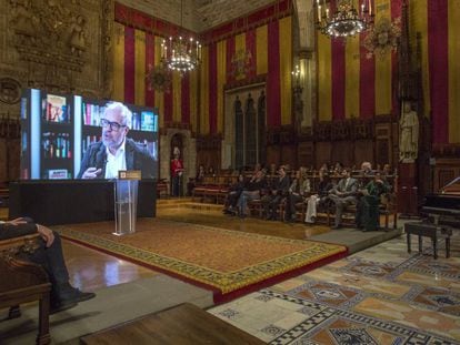 Un momento de la entrega de la medalla de oro al mérito cultural, a titulo póstumo, al editor Claudio Lopez Lamadrid, en el Ayuntamiento de Barcelona.