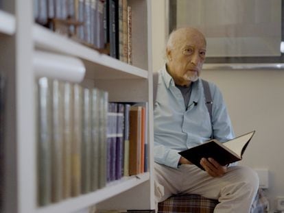 Manuel Vicent en la grabación de En la biblioteca.