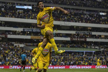 Jiménez celebrando un gol con el América