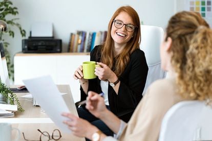 Sonreír en exceso en una entrevista de trabajo puede transmitir desconfianza.