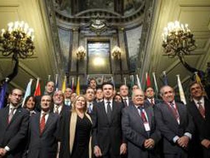 El ministro de Industria español, José Manuel Soria (c), posa para la foto de familia de los asistentes a la primera reunión de ministros de Industria Iberoamericanos que se celebra en Madrid bajo el lema "El apoyo a la micro, pequeña y mediana empresa: Una apuesta por el desarrollo económico y social".