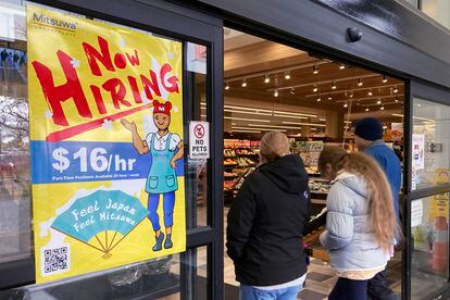 Un anuncio de ofertas de empleo en un supermercado de Arlington Heights (Illinois), en enero.