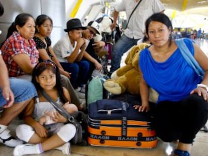 Inmigrantes latinoamericanos en la T-4 en el aeropuerto Adolfo Suárez-Barajas, antes de partir para su país de origen.