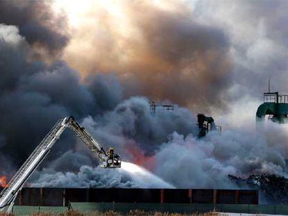Espectacular incendio en un desguace en Granollers