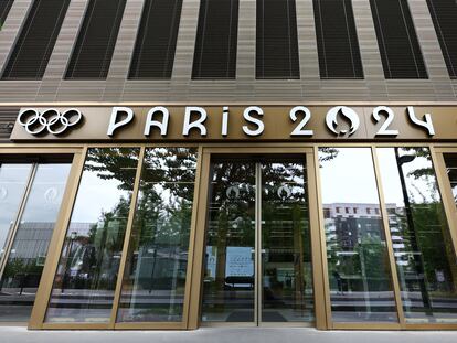 Entrada a las oficinas del comité organizador de París 2024 en el barrio parisino de Saint-Denis.