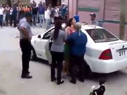 Un grupo de vecinos de El Cerro (La Habana) evitó la detención.