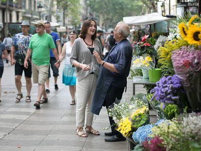 Itziar Gonz&aacute;lez xerra amb un venedor a la Rambla de Barcelona.