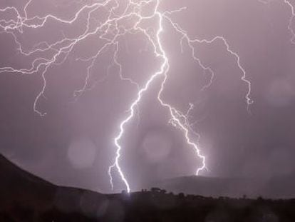 Los rayos generan temperaturas más altas que la de la superficie solar, por encima de 20.000 grados Celsius