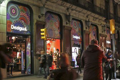 Tienda de Desigual en La Rambla de Barcelona.