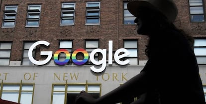 El logotipo de Google sobre la fachada de la sede de la compañía en Nueva York.